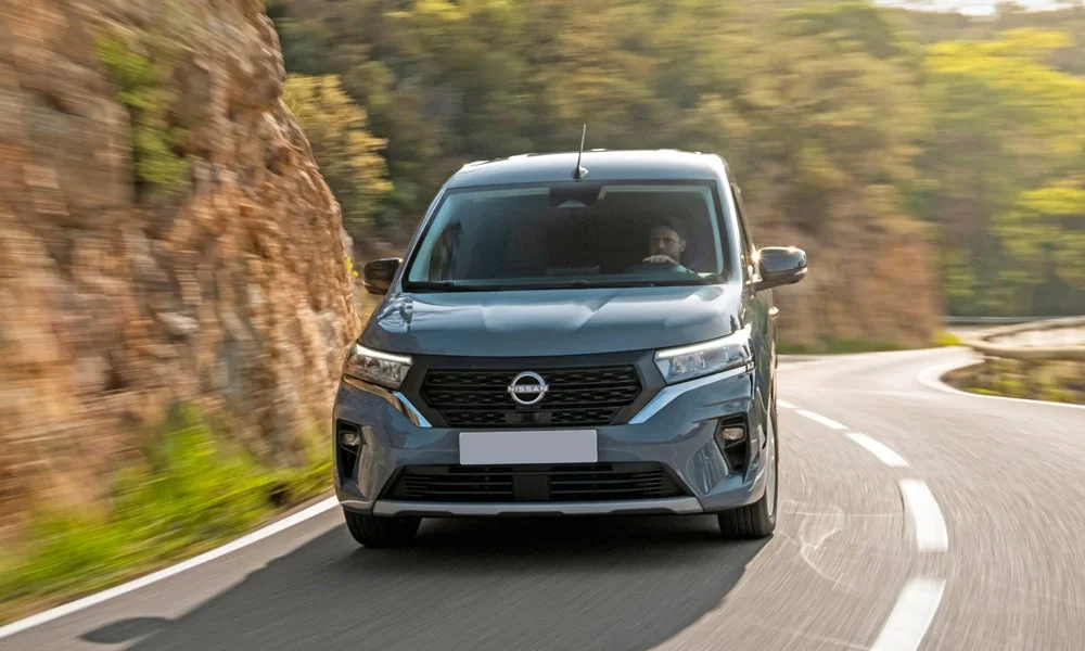Фото Nissan Townstar — вид спереди, фото 4. Синий кузов, строгая симметрия оптики — базовый ракурс знакомства с дизайном. Дневные ходовые огни включаются автоматически с запуском Nissan Townstar — вид спереди, фото 4