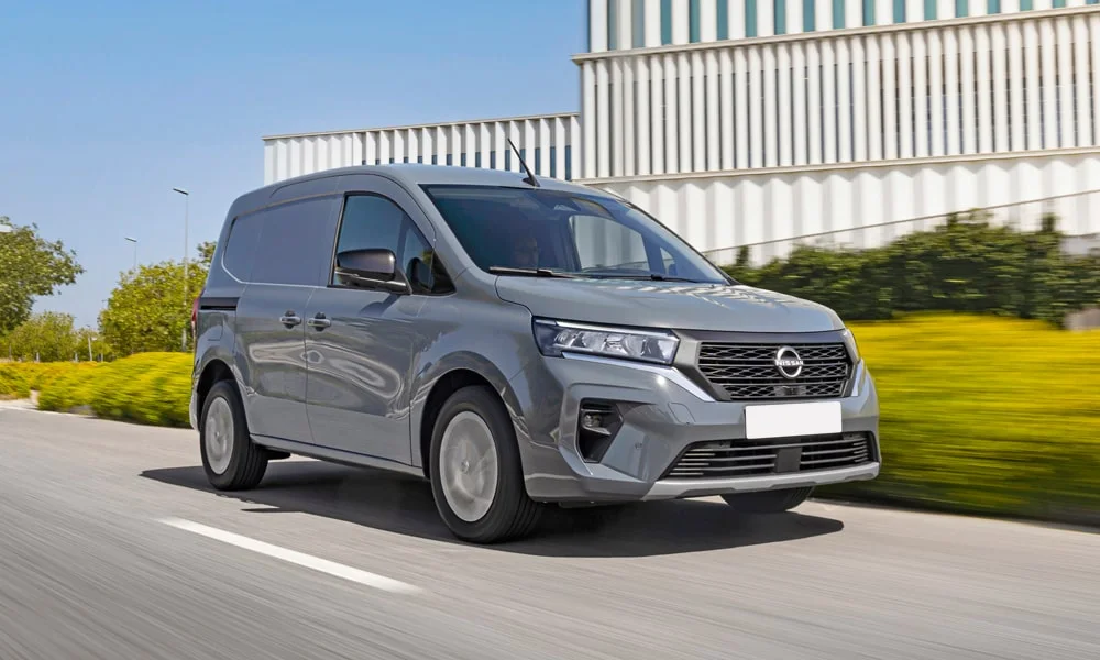 Фото Nissan Townstar — вид спереди, фото 5. Анфас: пропорции капота, посадка кузова и графика ходовых огней. Рисунок ходовых огней — подпись модели, по нему её узнают в потоке Nissan Townstar — вид спереди, фото 5