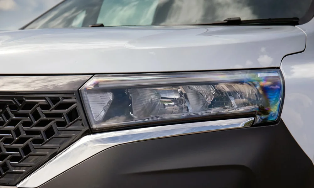Фото Nissan Townstar — вид спереди, фото 6. Анфас: пропорции капота, посадка кузова и графика ходовых огней Nissan Townstar — вид спереди, фото 6