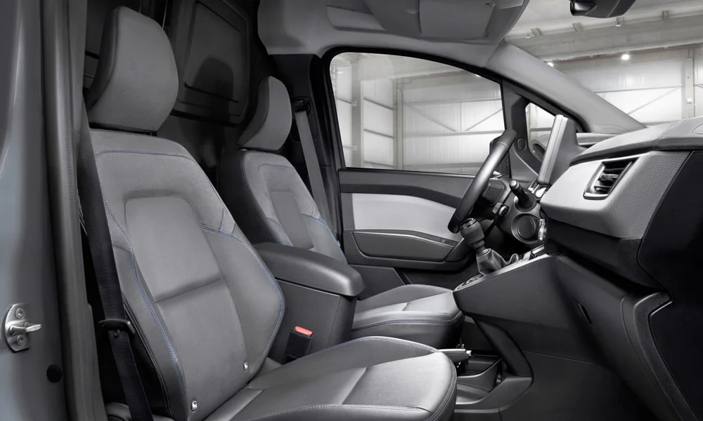 Фото Nissan Townstar — передние сиденья. Профиль кресел: боковая поддержка и подголовники. Выраженная боковая поддержка держит в поворотах Nissan Townstar — передние сиденья