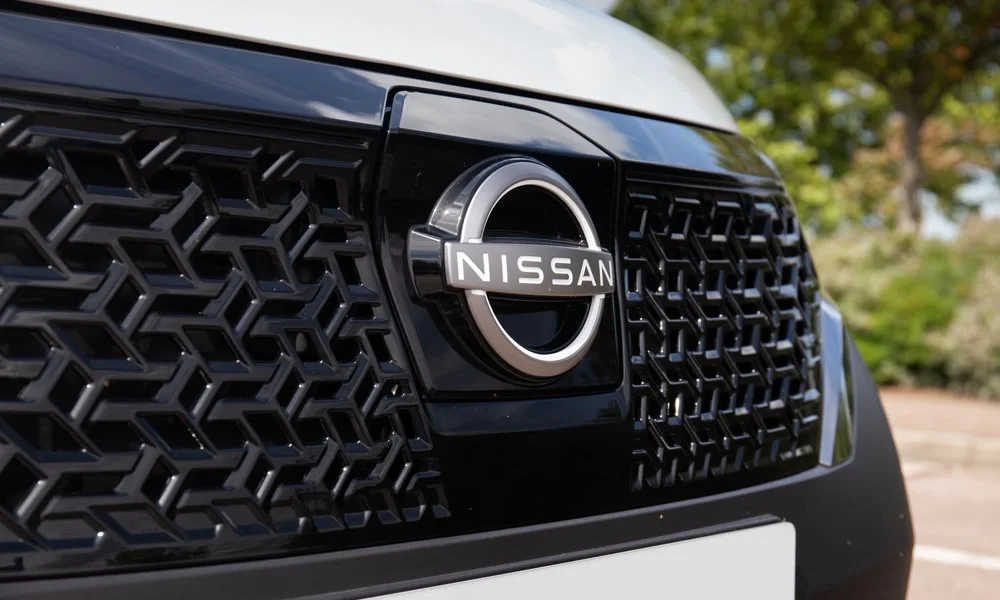 Фото Nissan Townstar — решётка радиатора. Фирменный рисунок облицовки — визитная карточка марки Nissan Townstar — решётка радиатора