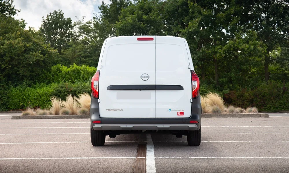 Фото Nissan Townstar — вид сзади, фото 7. Корма в белом цвете: графика фонарей и пластика пятой двери. Светодиодная полоса или раздельные секции — задняя оптика стала главным украшением кормы Nissan Townstar — вид сзади, фото 7