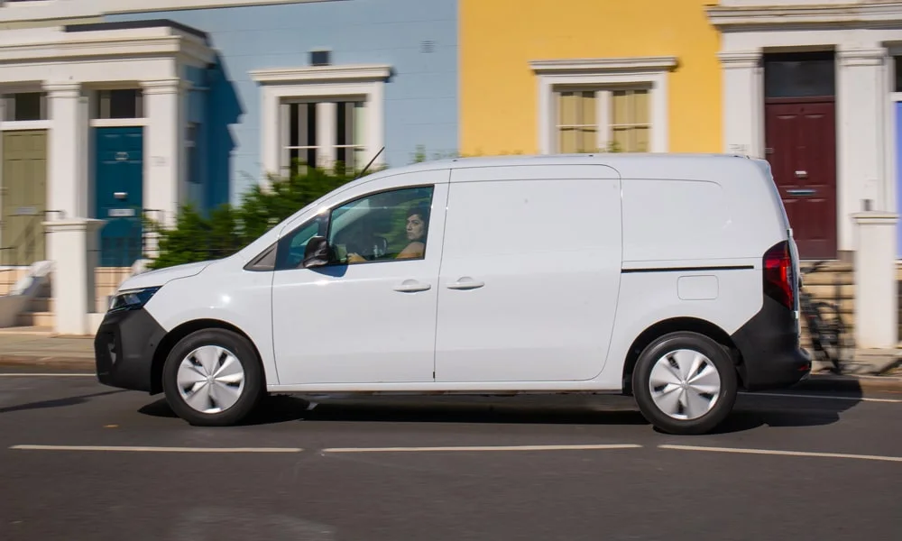 Фото Nissan Townstar — вид сбоку, фото 2. Профиль в белом цвете: соотношение колёсной базы и свесов. Хромированные или чёрные молдинги окон отличают комплектации Nissan Townstar — вид сбоку, фото 2