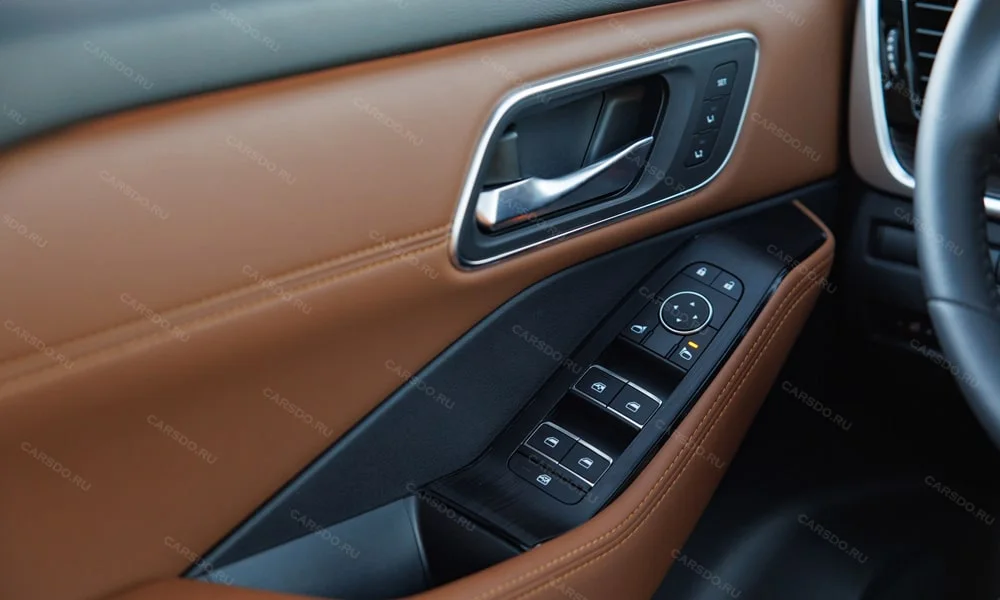 Фото Nissan X-Trail (2024) — дверная карта. Подлокотник, динамик и блок стеклоподъёмников Nissan X-Trail (2024) — дверная карта