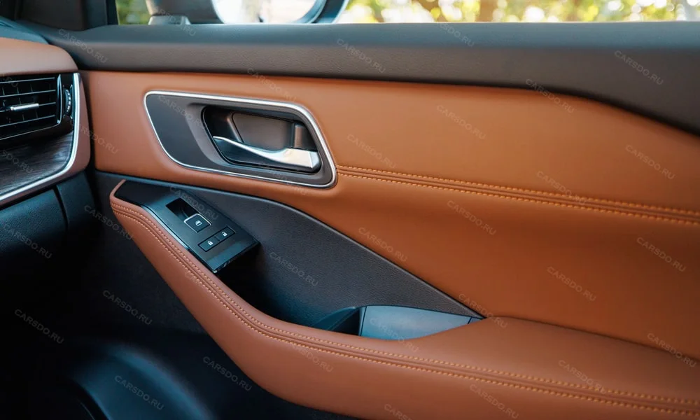 Фото Nissan X-Trail (2024) — дверная карта, фото 2. Внутренняя панель двери: сочетание материалов и компоновка управления в коричневой гамме Nissan X-Trail (2024) — дверная карта, фото 2