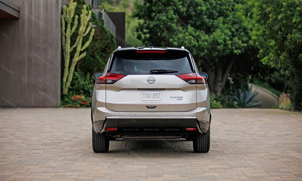 Фото Nissan X-Trail (2024) — вид сзади, фото 2. Графика фонарей, бампер и оформление пятой двери. Светодиодная полоса или раздельные секции — задняя оптика стала главным украшением кормы Nissan X-Trail (2024) — вид сзади, фото 2