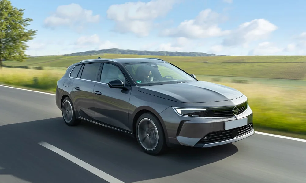 Фото Opel Astra Sports Tourer — вид спереди, фото 3. Оптика, решётка и бампер — первое впечатление о модели Opel Astra Sports Tourer — вид спереди, фото 3