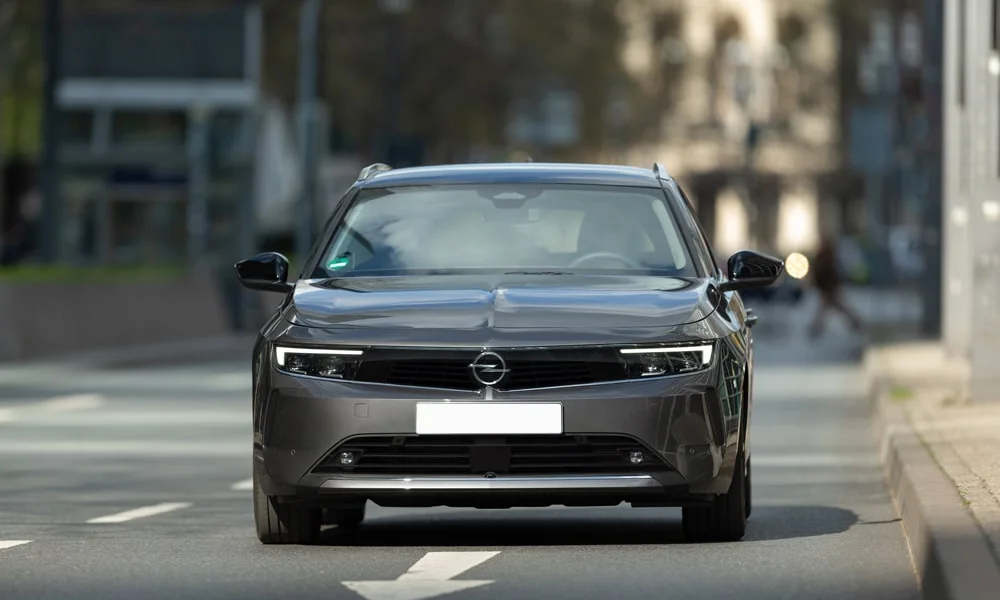 Фото Opel Astra Sports Tourer — вид спереди, фото 5. Оптика, решётка и бампер — первое впечатление о модели. Рисунок ходовых огней — подпись модели, по нему её узнают в потоке Opel Astra Sports Tourer — вид спереди, фото 5