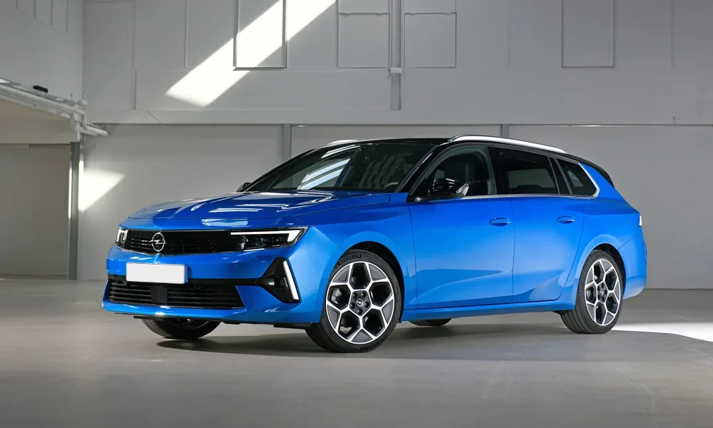 Фото Opel Astra Sports Tourer — вид спереди, фото 6. Анфас: пропорции капота, посадка кузова и графика ходовых огней. Рисунок ходовых огней — подпись модели, по нему её узнают в потоке Opel Astra Sports Tourer — вид спереди, фото 6