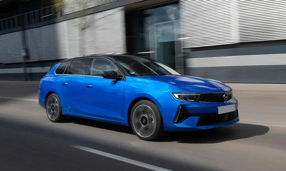 Фото Opel Astra Sports Tourer — вид спереди, фото 9. Кузов в синем цвете: рисунок оптики и решётки задаёт узнаваемое «лицо» модели. Дневные ходовые огни включаются автоматически с запуском Opel Astra Sports Tourer — вид спереди, фото 9