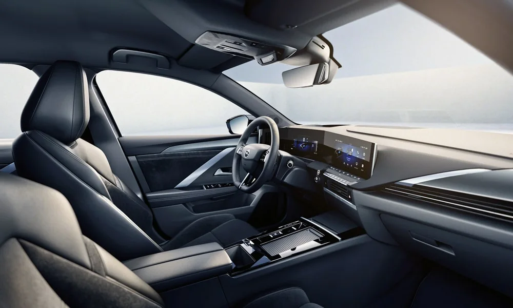 Фото Opel Astra Sports Tourer — интерьер, фото 2. Общий план салона: посадка, материалы и организация пространства в тёмно-синей гамме. Светлая гамма зрительно расширяет салон, тёмная — практичнее в уходе Opel Astra Sports Tourer — интерьер, фото 2