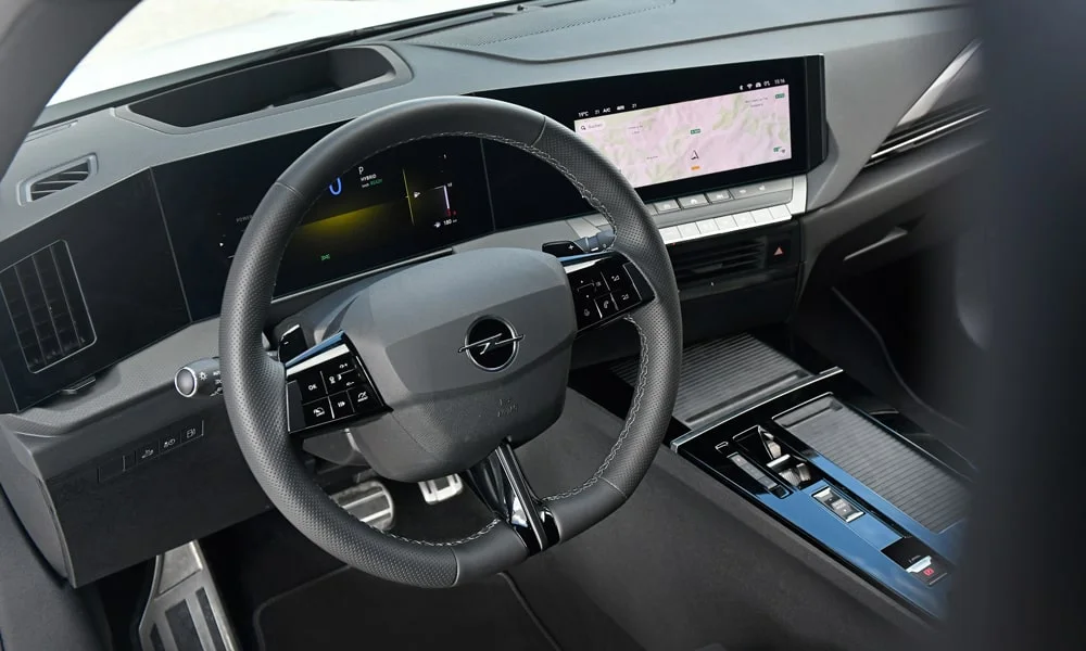 Фото Opel Astra Sports Tourer — интерьер, фото 4. Общий план салона: архитектура панели, консоль и кресла Opel Astra Sports Tourer — интерьер, фото 4
