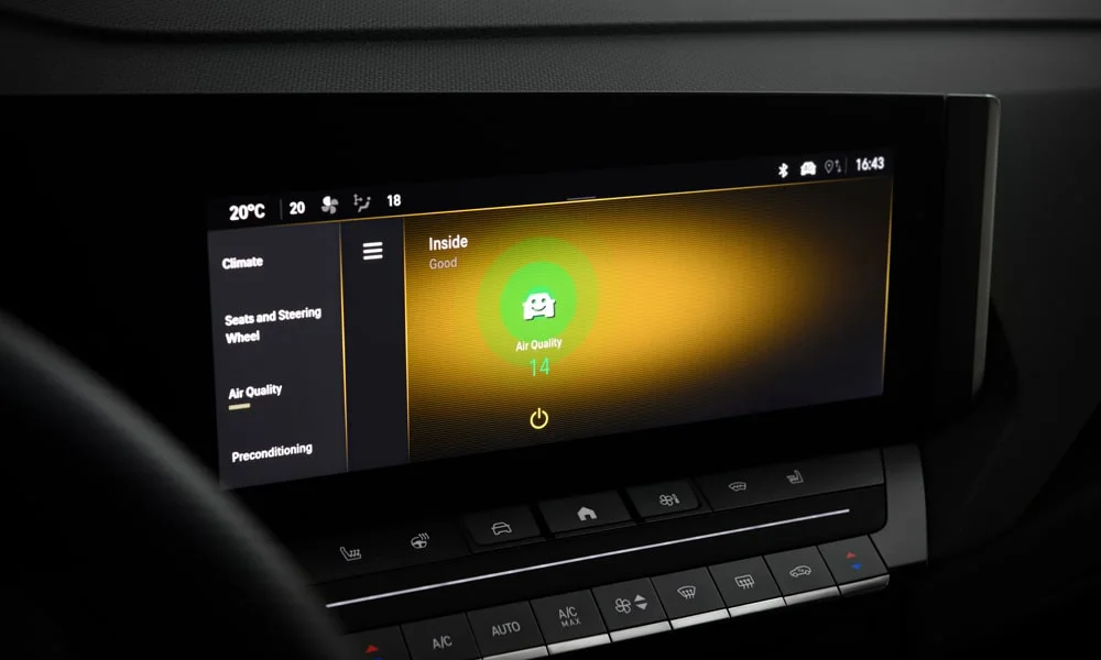 Фото Opel Astra Sports Tourer — экран мультимедиа. Интерфейс медиасистемы крупным планом. Климат и обогревы часто управляются с этого экрана — привыкание занимает пару дней Opel Astra Sports Tourer — экран мультимедиа