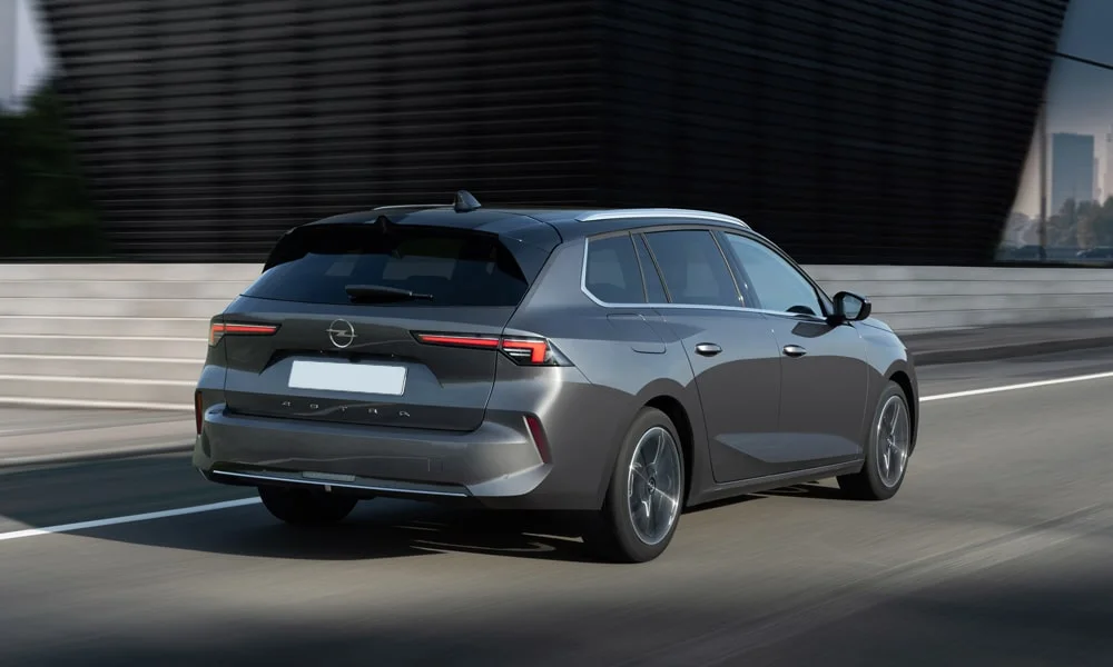 Opel Astra Sports Tourer — вид сзади, фото 2
