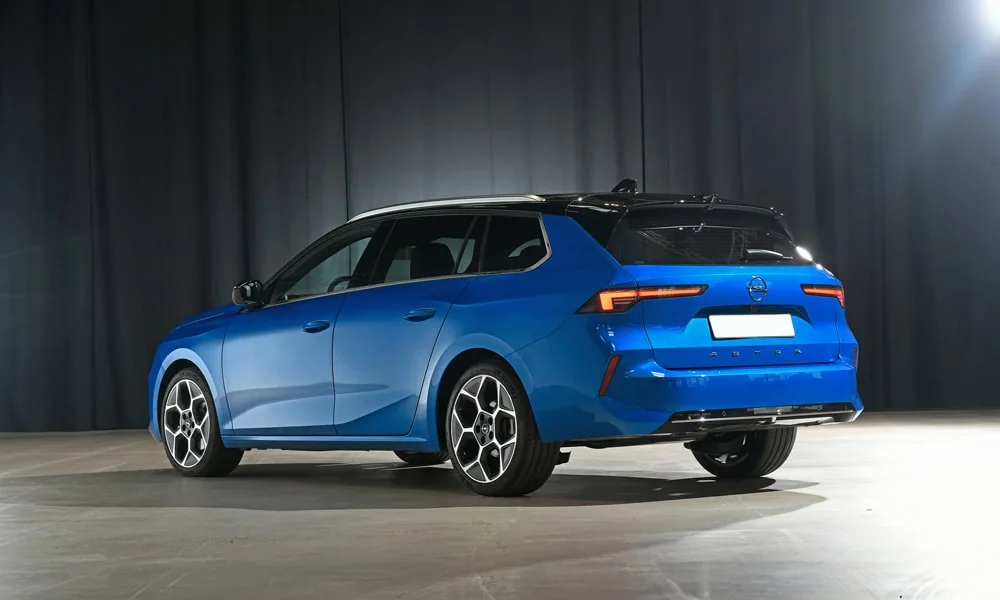Фото Opel Astra Sports Tourer — вид сзади, фото 4. Графика фонарей, бампер и оформление пятой двери. Насадки выхлопа или их имитация внизу бампера различают версии Opel Astra Sports Tourer — вид сзади, фото 4