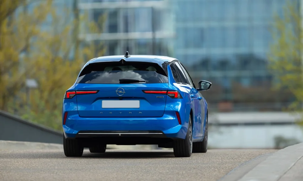 Фото Opel Astra Sports Tourer — вид сзади, фото 5. Корма в синем цвете: графика фонарей и пластика пятой двери Opel Astra Sports Tourer — вид сзади, фото 5