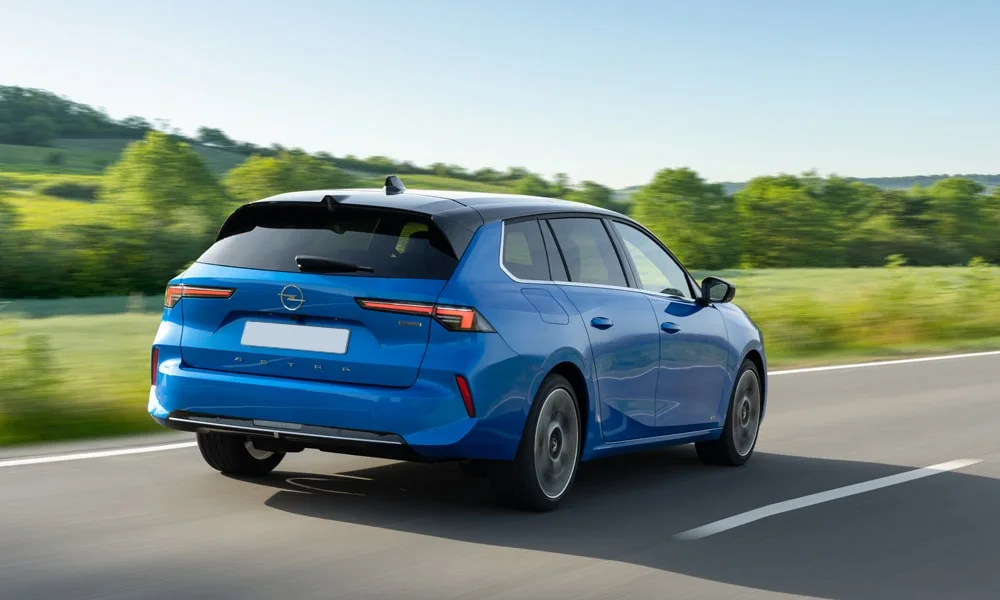 Фото Opel Astra Sports Tourer — вид сзади, фото 6. Линия крыши, стойки и задняя дверь в синем исполнении Opel Astra Sports Tourer — вид сзади, фото 6