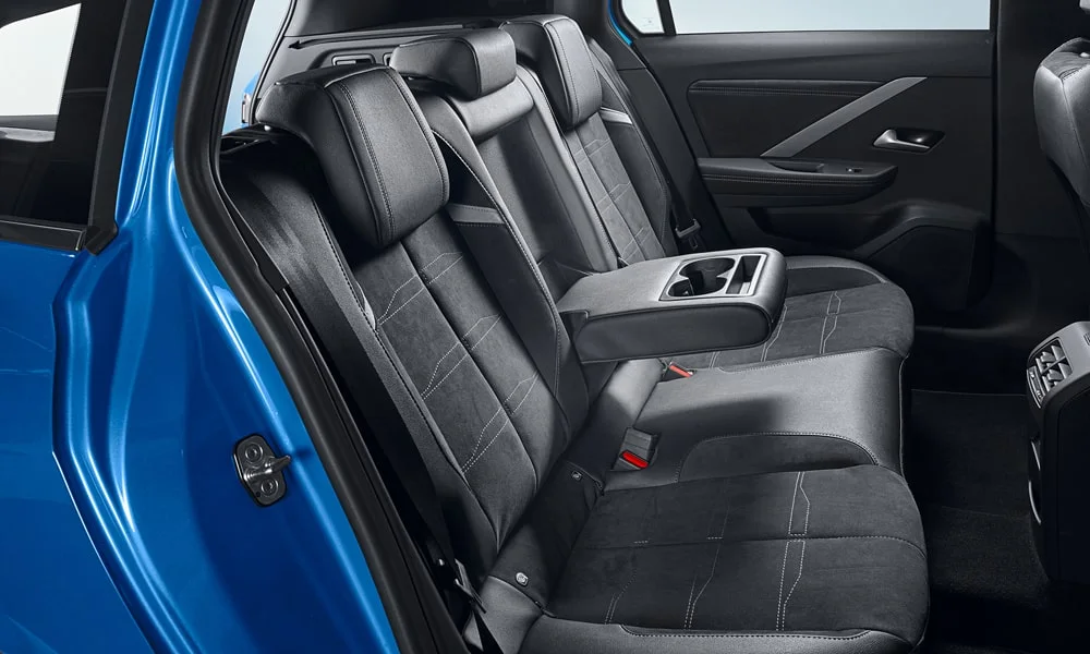 Фото Opel Astra Sports Tourer — задние сиденья. Второй ряд: профиль дивана, подголовники и обивка из алькантаре. Крепления ISOFIX для детских кресел — в основании спинки Opel Astra Sports Tourer — задние сиденья