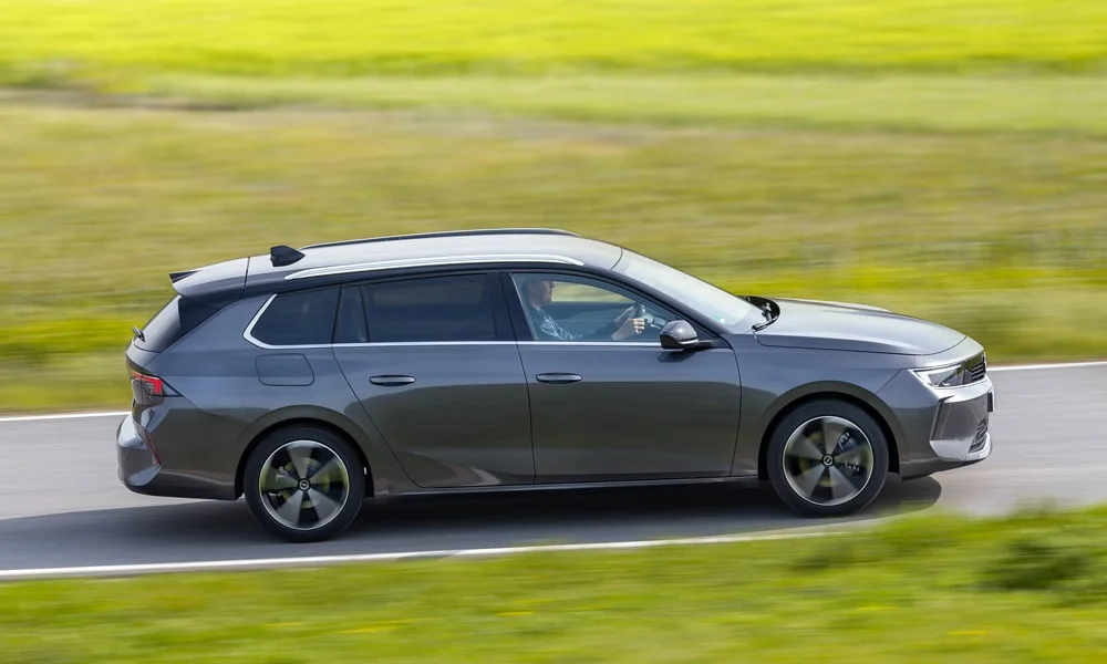 Opel Astra Sports Tourer — вид сбоку, фото 2