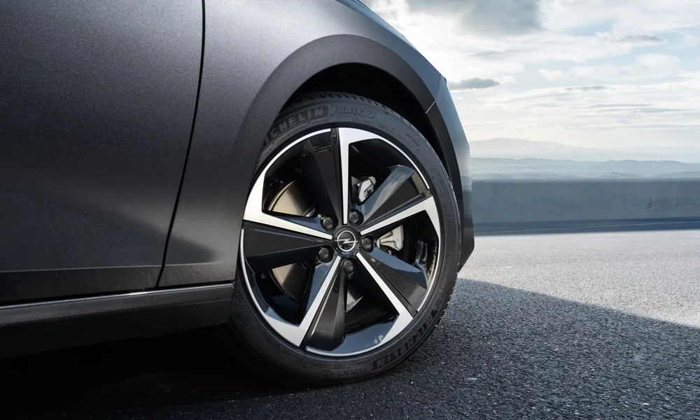 Фото Opel Astra Sports Tourer — вид сбоку, фото 4. Профиль кузова: колёсная база, свесы и линия остекления. Хромированные или чёрные молдинги окон отличают комплектации Opel Astra Sports Tourer — вид сбоку, фото 4