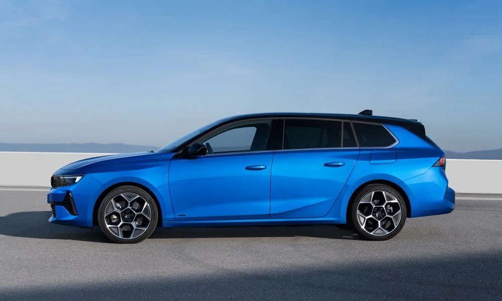Фото Opel Astra Sports Tourer — вид сбоку, фото 5. Сбоку читаются линия остекления и характер выштамповок на синем кузове. Длинная база — простор второго ряда; короткие свесы упрощают парковку Opel Astra Sports Tourer — вид сбоку, фото 5