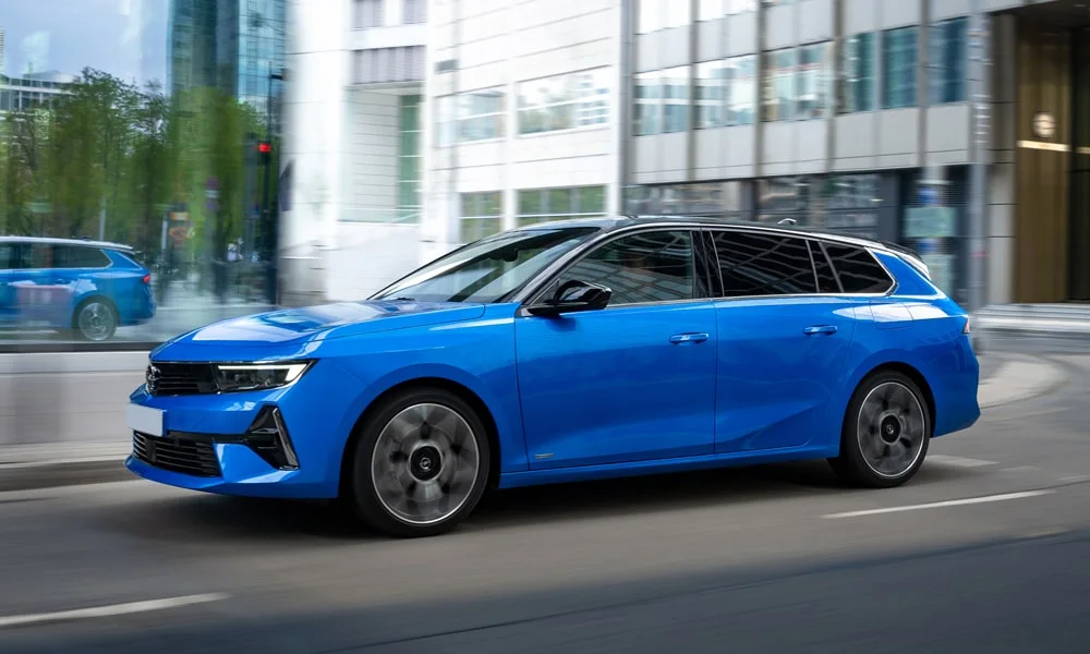 Фото Opel Astra Sports Tourer — вид сбоку, фото 6. Профиль кузова: колёсная база, свесы и линия остекления Opel Astra Sports Tourer — вид сбоку, фото 6