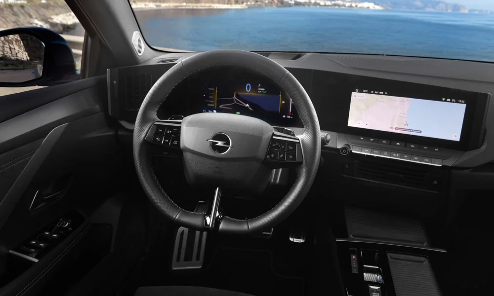 Фото Opel Astra Sports Tourer — руль. Обшивка обода и компоновка спиц крупным планом. Обогрев обода — опция, которую оценят зимой Opel Astra Sports Tourer — руль