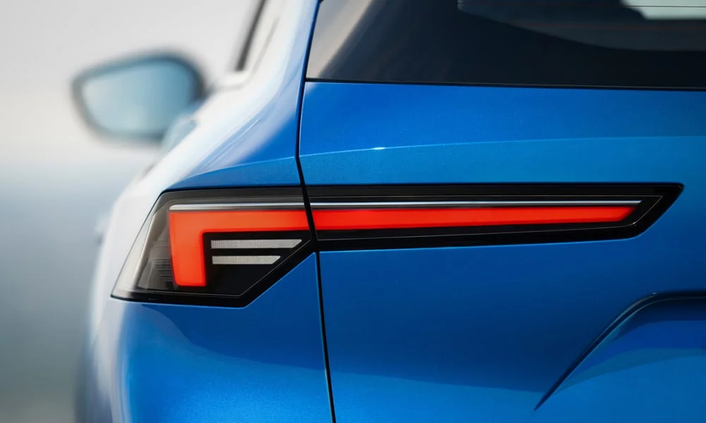Фото Opel Astra Sports Tourer — задние фонари. Рассеиватель фонаря вблизи: компоновка секций габарита, стопа и поворотника. Динамические поворотники с бегущей индикацией встречаются в старших комплектациях Opel Astra Sports Tourer — задние фонари