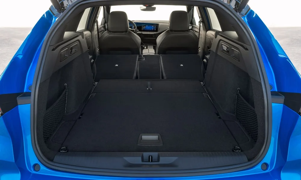 Фото Opel Astra Sports Tourer — багажник, фото 2. Форма проёма, ровный пол и организация пространства. Спинки второго ряда складываются и расширяют отсек под длинные грузы Opel Astra Sports Tourer — багажник, фото 2