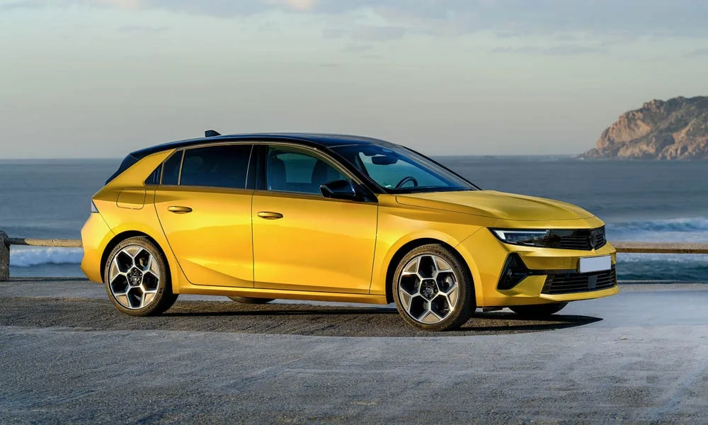 Opel Astra (2024) — вид спереди, фото 3