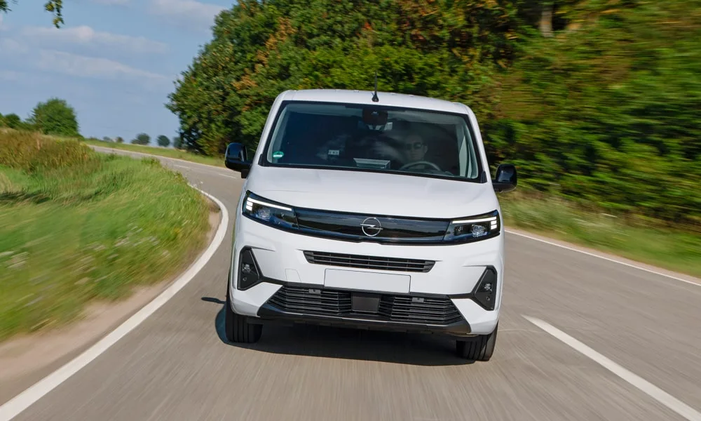 Opel Combo Cargo (2024) — вид спереди, фото 3