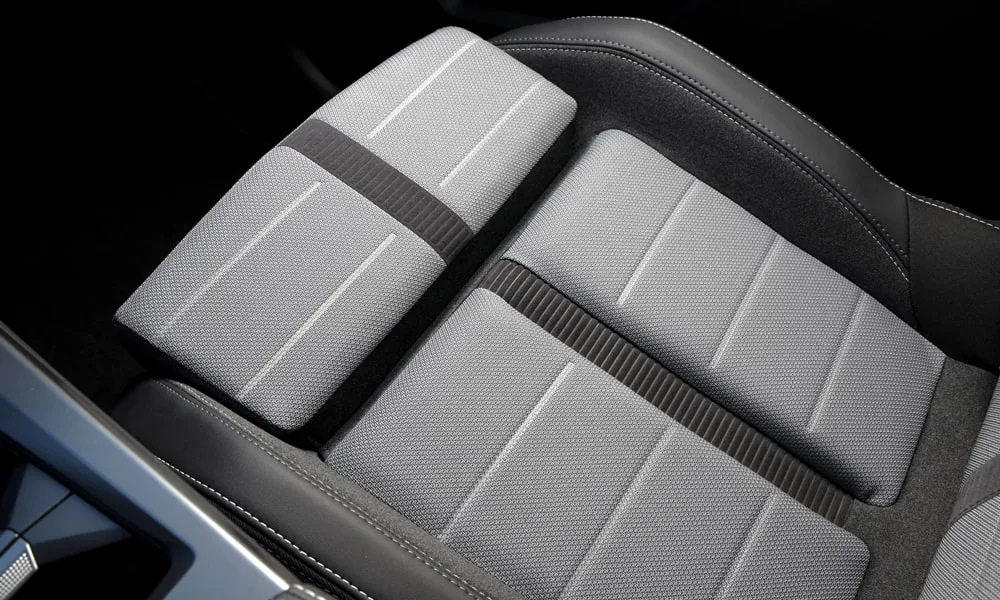 Фото Opel Grandland X (2024) — центральный подлокотник. Подлокотник консоли: зона отдыха правой руки и крышка бокса. Внутри — бокс для мелочей; у ряда версий с охлаждением и USB Opel Grandland X (2024) — центральный подлокотник