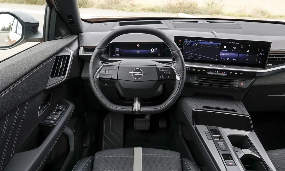 Фото Opel Grandland X (2024) — передняя панель. Компоновка экранов, дефлекторов и консоли. Минимум физических кнопок — ставка на экранное управление Opel Grandland X (2024) — передняя панель