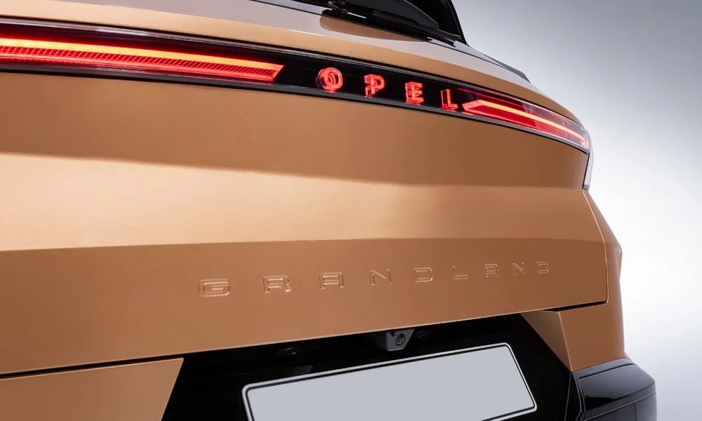 Фото Opel Grandland X (2024) — экстерьер. Внешняя деталь кузова вблизи. Мелкие элементы экстерьера дополняют общий стиль модели Opel Grandland X (2024) — экстерьер
