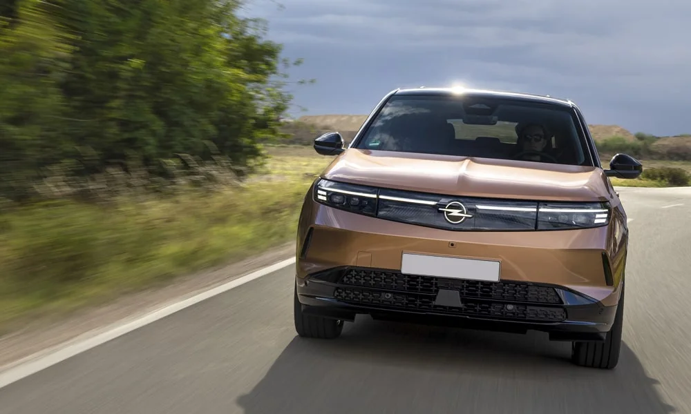 Opel Grandland X (2024) — вид спереди, фото 2