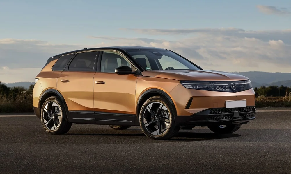 Фото Opel Grandland X (2024) — вид спереди, фото 3. Анфас: пропорции капота, посадка кузова и графика ходовых огней Opel Grandland X (2024) — вид спереди, фото 3