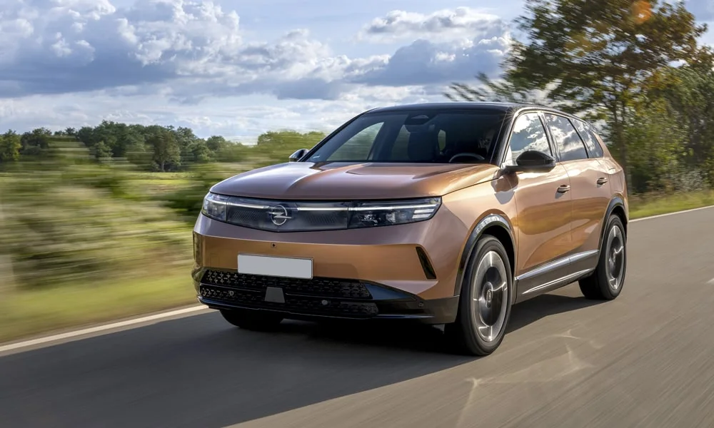 Фото Opel Grandland X (2024) — вид спереди, фото 4. Анфас: пропорции капота, посадка кузова и графика ходовых огней Opel Grandland X (2024) — вид спереди, фото 4