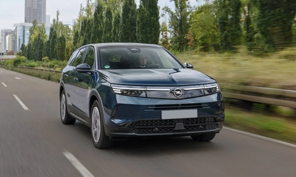 Фото Opel Grandland X (2024) — вид спереди, фото 6. Кузов в синем цвете: рисунок оптики и решётки задаёт узнаваемое «лицо» модели Opel Grandland X (2024) — вид спереди, фото 6