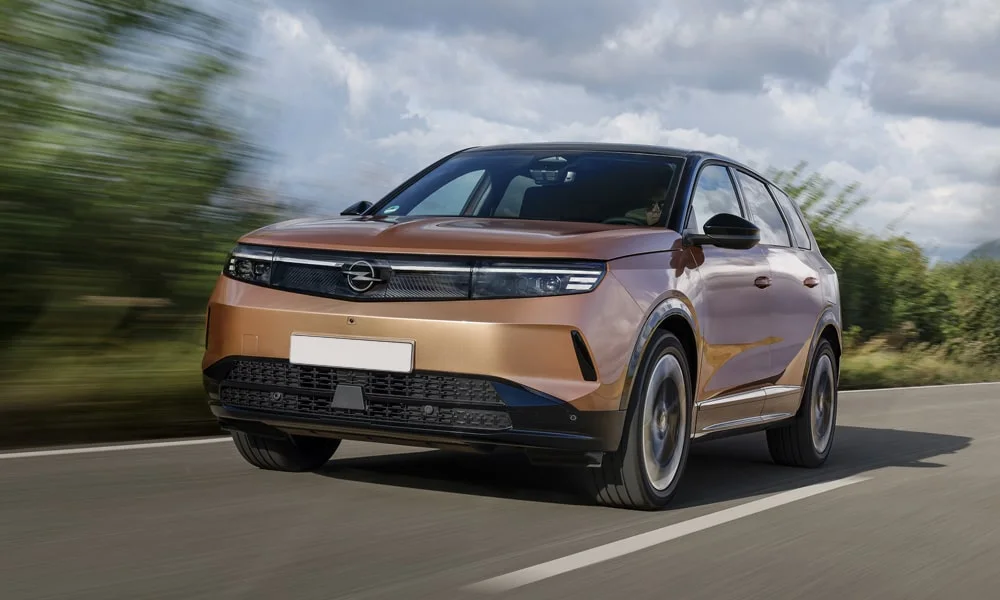 Фото Opel Grandland X (2024) — вид спереди, фото 10. Оптика, решётка и бампер — первое впечатление о модели. Рисунок ходовых огней — подпись модели, по нему её узнают в потоке Opel Grandland X (2024) — вид спереди, фото 10