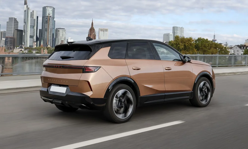 Фото Opel Grandland X (2024) — вид сзади, фото 5. Коричневый кузов сзади — фонари и бампер определяют ночной образ модели. Насадки выхлопа или их имитация внизу бампера различают версии Opel Grandland X (2024) — вид сзади, фото 5
