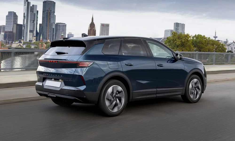 Фото Opel Grandland X (2024) — вид сзади, фото 6. Линия крыши, стойки и задняя дверь в синем исполнении Opel Grandland X (2024) — вид сзади, фото 6