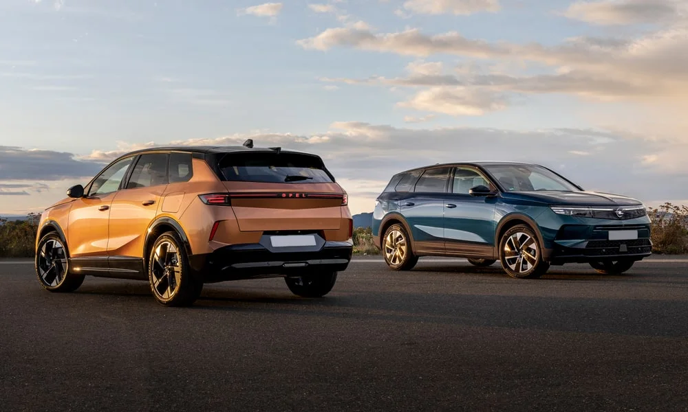Фото Opel Grandland X (2024) — вид сзади, фото 7. Графика фонарей, бампер и оформление пятой двери. Светодиодная полоса или раздельные секции — задняя оптика стала главным украшением кормы Opel Grandland X (2024) — вид сзади, фото 7