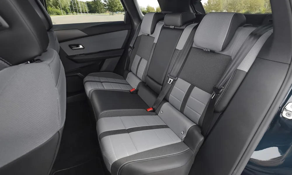 Фото Opel Grandland X (2024) — задние сиденья, фото 2. Посадка второго ряда: подголовники и подлокотник Opel Grandland X (2024) — задние сиденья, фото 2