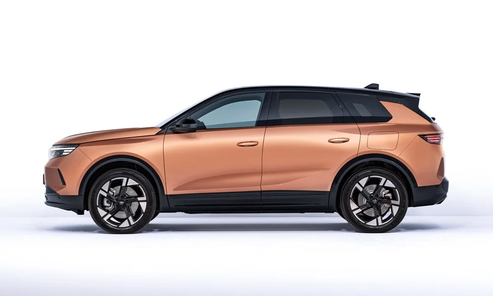 Фото Opel Grandland X (2024) — вид сбоку, фото 2. Коричневый кузов в профиль — пропорции, высота посадки и дизайн дисков Opel Grandland X (2024) — вид сбоку, фото 2