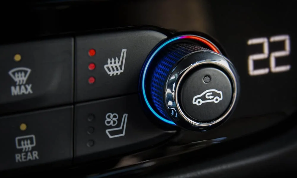 Фото Opel Insignia Grand Sport — блок климат-контроля. Физические клавиши температуры и обдува Opel Insignia Grand Sport — блок климат-контроля