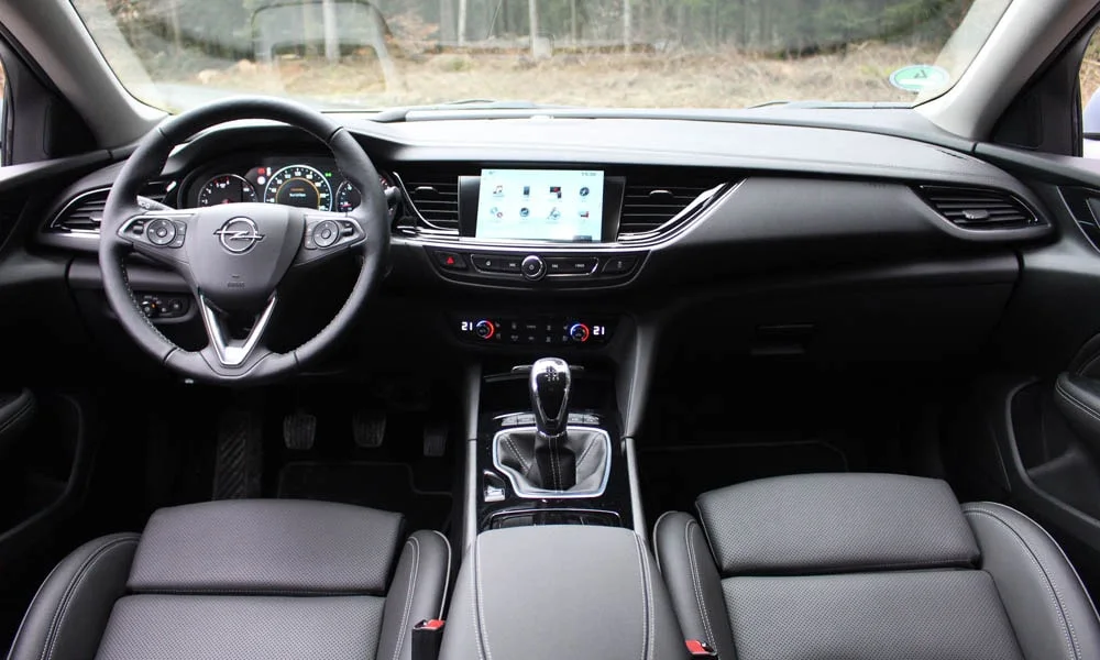Фото Opel Insignia Grand Sport — передняя панель. Компоновка экранов, дефлекторов и консоли Opel Insignia Grand Sport — передняя панель