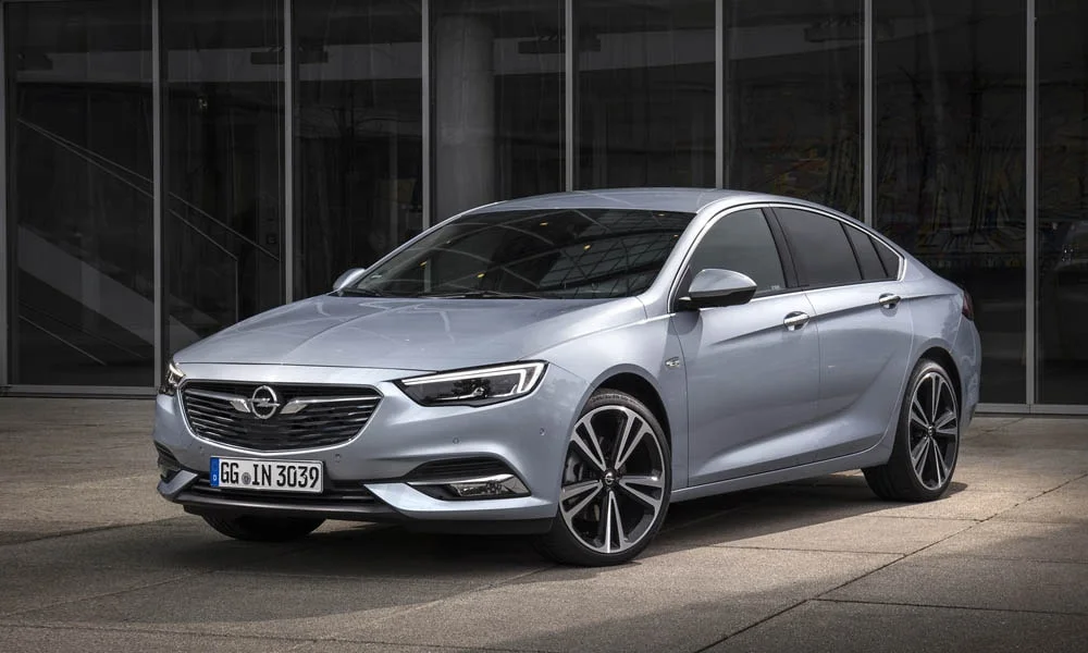 Фото Opel Insignia Grand Sport — вид спереди, фото 4. Оптика, решётка и бампер — первое впечатление о модели. Рисунок ходовых огней — подпись модели, по нему её узнают в потоке Opel Insignia Grand Sport — вид спереди, фото 4