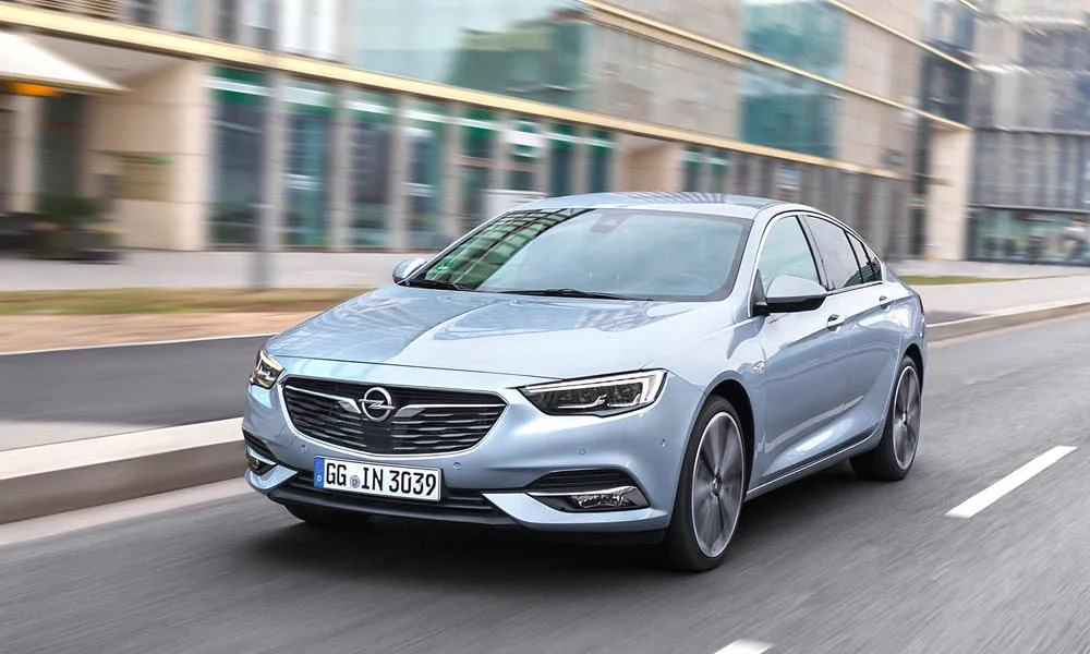 Фото Opel Insignia Grand Sport — вид спереди, фото 5. Передок в синем исполнении — крупная светотехника и выразительный бампер. Рисунок ходовых огней — подпись модели, по нему её узнают в потоке Opel Insignia Grand Sport — вид спереди, фото 5