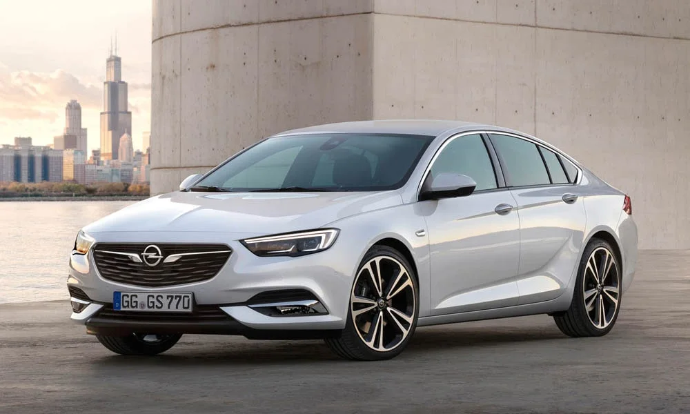 Фото Opel Insignia Grand Sport — вид спереди, фото 6. Передок в серебристом исполнении — крупная светотехника и выразительный бампер. Дневные ходовые огни включаются автоматически с запуском Opel Insignia Grand Sport — вид спереди, фото 6