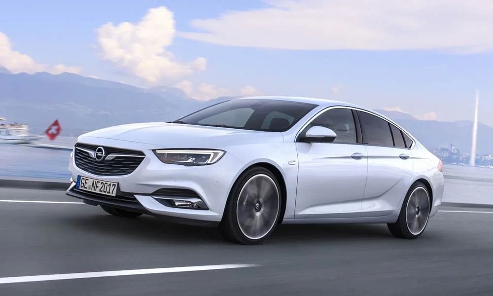 Фото Opel Insignia Grand Sport — вид спереди, фото 8. Оптика, решётка и бампер — первое впечатление о модели. Дневные ходовые огни включаются автоматически с запуском Opel Insignia Grand Sport — вид спереди, фото 8